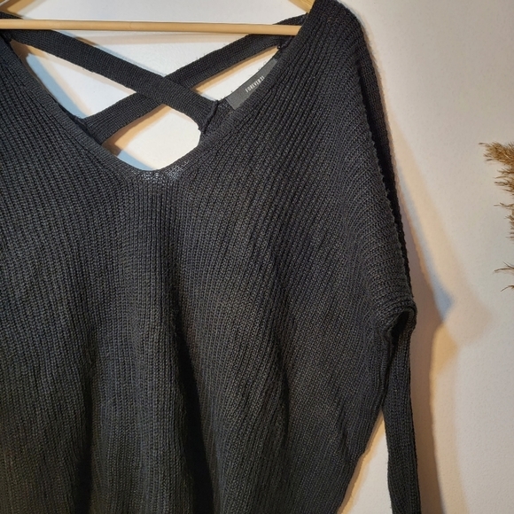 FOREVER 21 black V-neck black knit with back detail. Size M - Picture 2 of 5